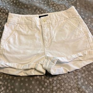 American Eagle women’s high rise shorty stretch white shorts! Size 0